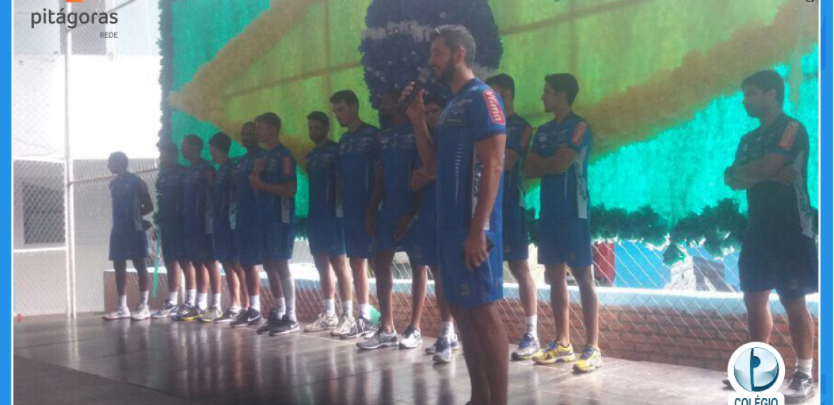 Jogadores do Montes Claros Vôlei em visita ao Colégio Padrão