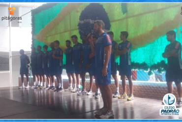 Jogadores do Montes Claros Vôlei em visita ao Colégio Padrão