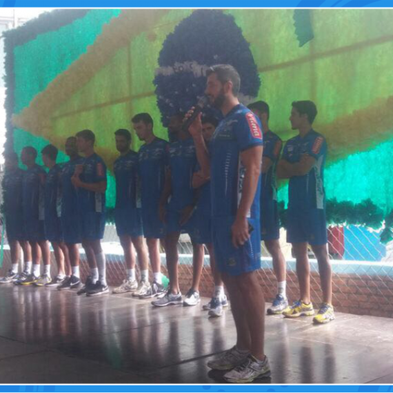 Jogadores do Montes Claros Vôlei em visita ao Colégio Padrão