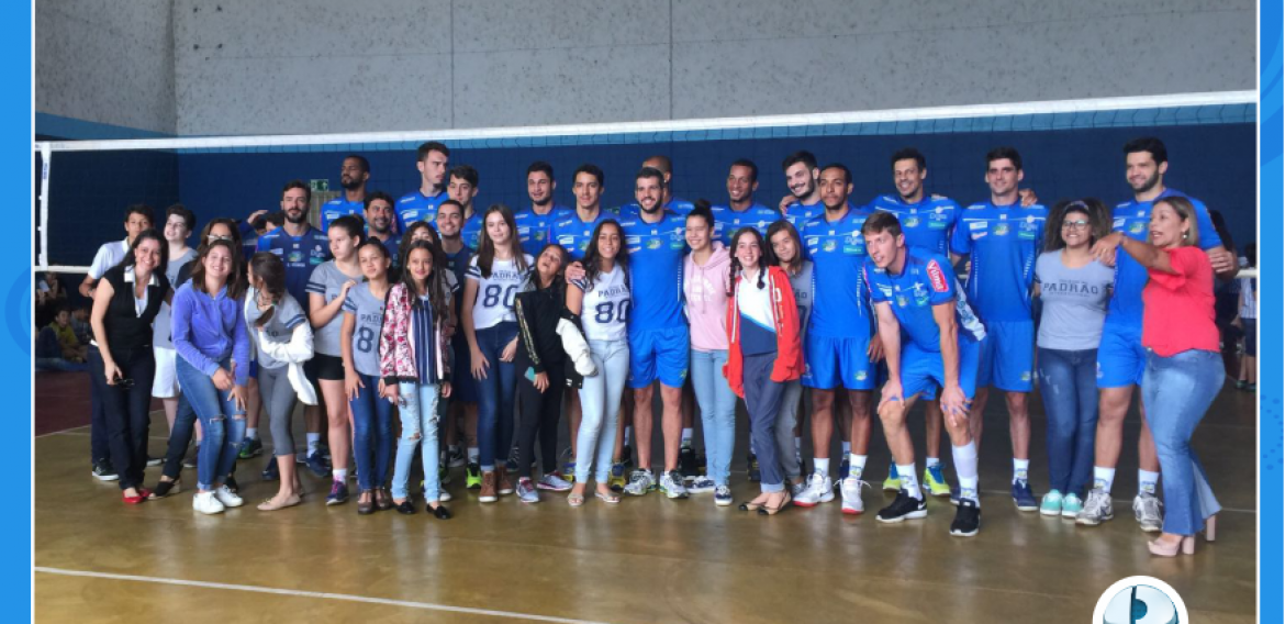 Jogadores do Montes Claros Vôlei em visita ao Colégio Padrão