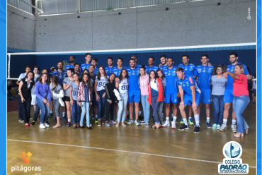 Jogadores do Montes Claros Vôlei em visita ao Colégio Padrão