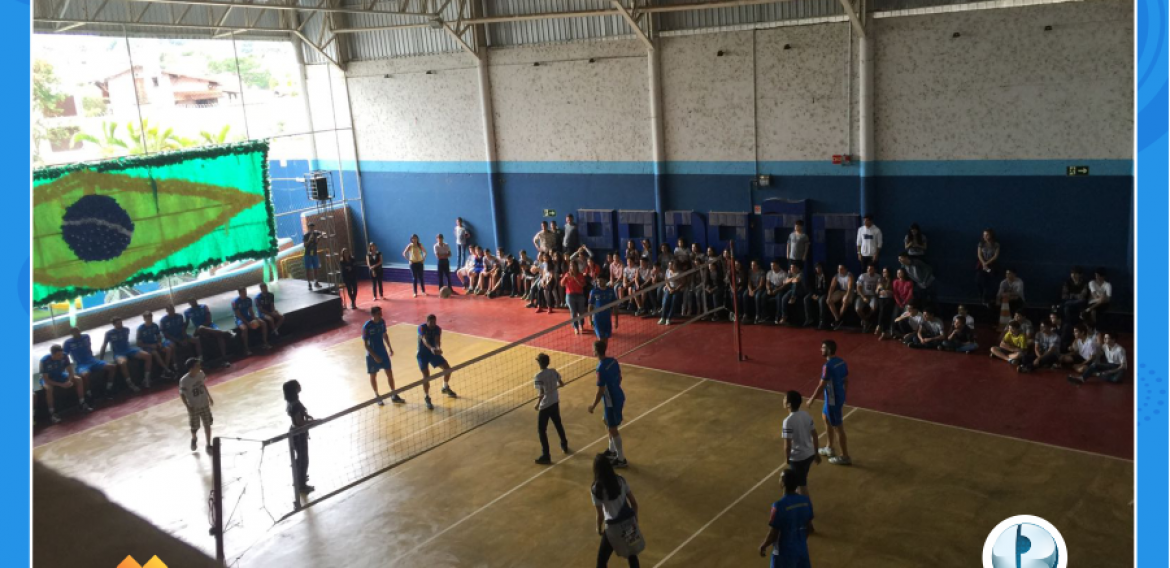 Jogadores do Montes Claros Vôlei em visita ao Colégio Padrão
