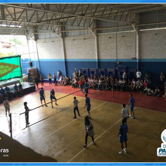 Jogadores do Montes Claros Vôlei em visita ao Colégio Padrão