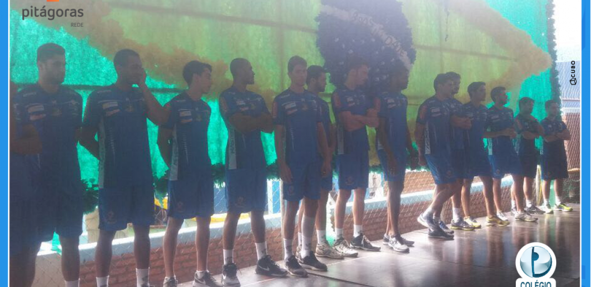 Jogadores do Montes Claros Vôlei em visita ao Colégio Padrão