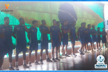 Jogadores do Montes Claros Vôlei em visita ao Colégio Padrão