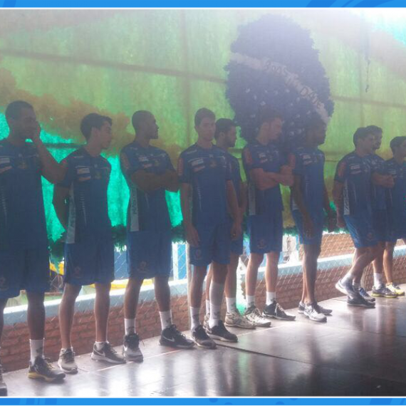 Jogadores do Montes Claros Vôlei em visita ao Colégio Padrão