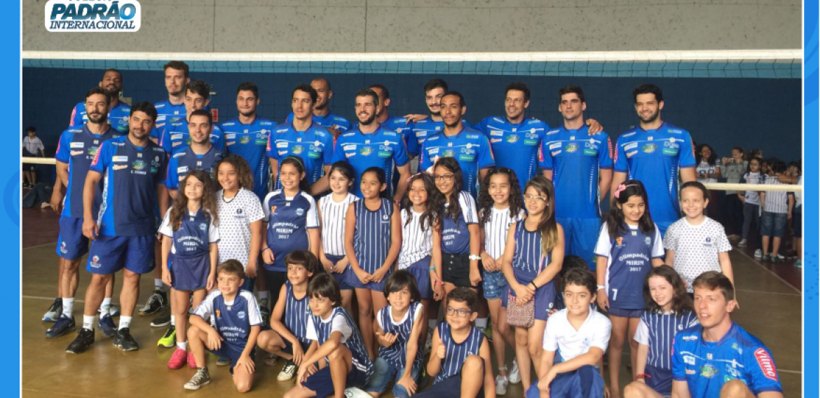 Jogadores do Montes Claros Vôlei em visita ao Colégio Padrão