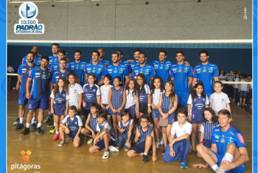 Jogadores do Montes Claros Vôlei em visita ao Colégio Padrão