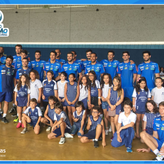 Jogadores do Montes Claros Vôlei em visita ao Colégio Padrão