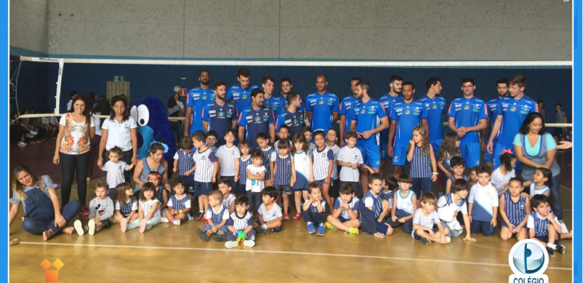 Jogadores do Montes Claros Vôlei em visita ao Colégio Padrão