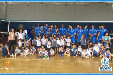 Jogadores do Montes Claros Vôlei em visita ao Colégio Padrão