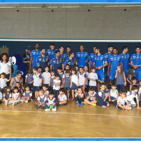 Jogadores do Montes Claros Vôlei em visita ao Colégio Padrão
