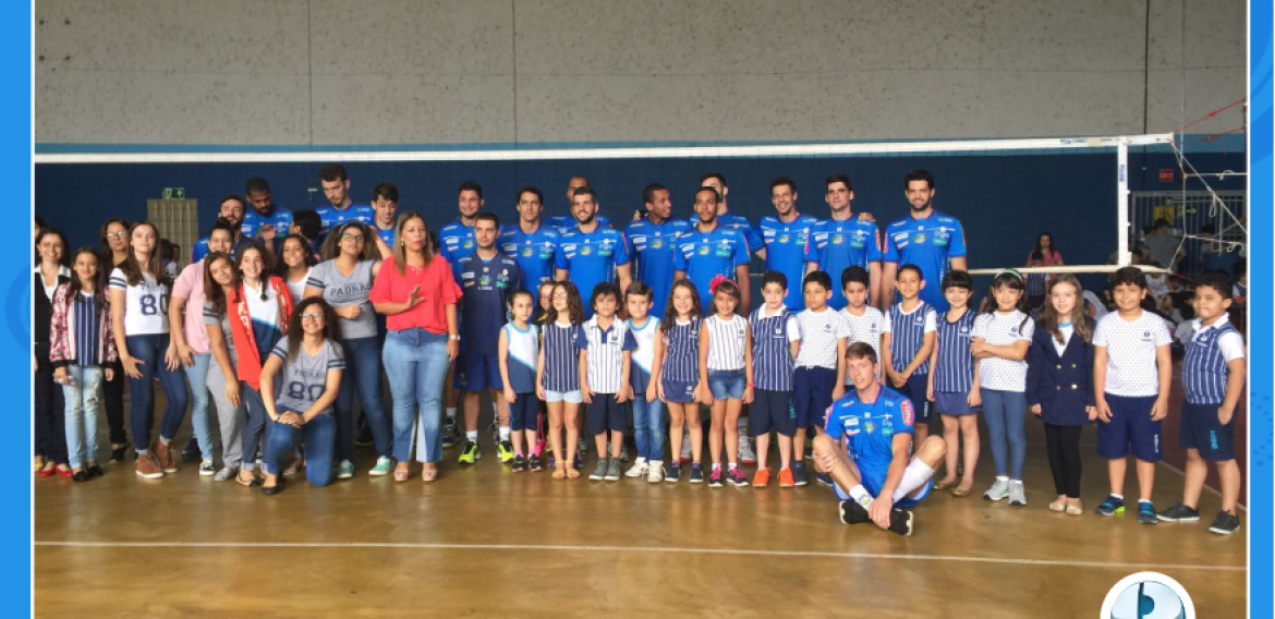 Jogadores do Montes Claros Vôlei em visita ao Colégio Padrão