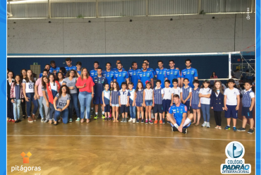 Jogadores do Montes Claros Vôlei em visita ao Colégio Padrão