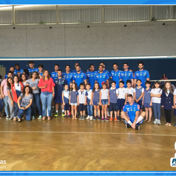Jogadores do Montes Claros Vôlei em visita ao Colégio Padrão