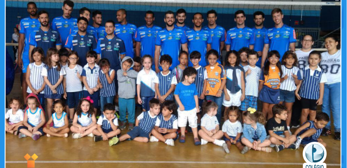 Jogadores do Montes Claros Vôlei em visita ao Colégio Padrão