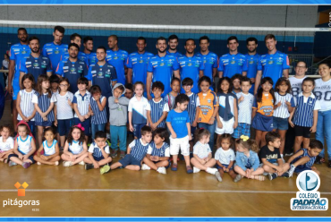 Jogadores do Montes Claros Vôlei em visita ao Colégio Padrão