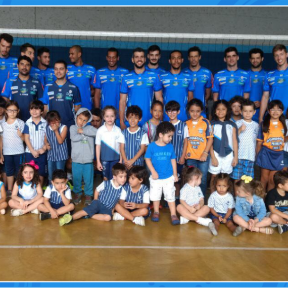 Jogadores do Montes Claros Vôlei em visita ao Colégio Padrão
