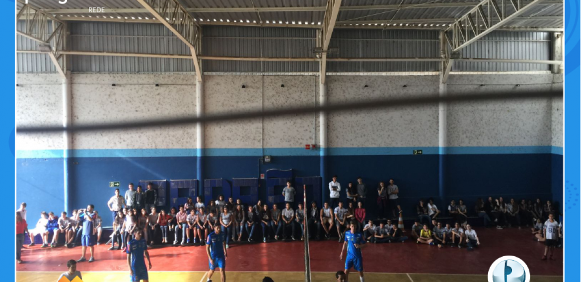 Jogadores do Montes Claros Vôlei em visita ao Colégio Padrão