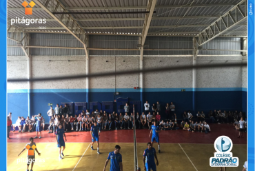Jogadores do Montes Claros Vôlei em visita ao Colégio Padrão