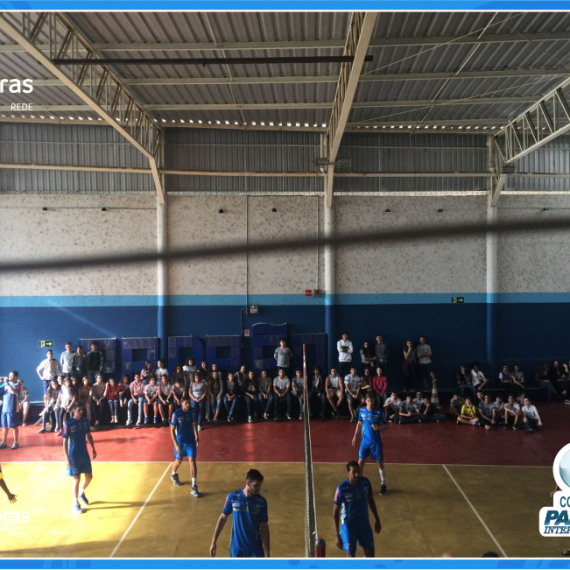 Jogadores do Montes Claros Vôlei em visita ao Colégio Padrão