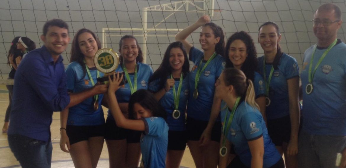 Vôlei feminino sub-17 do Colégio Padrão Internacional é campeão da Copa Sesc
