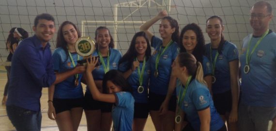 Vôlei feminino sub-17 do Colégio Padrão Internacional é campeão da Copa Sesc