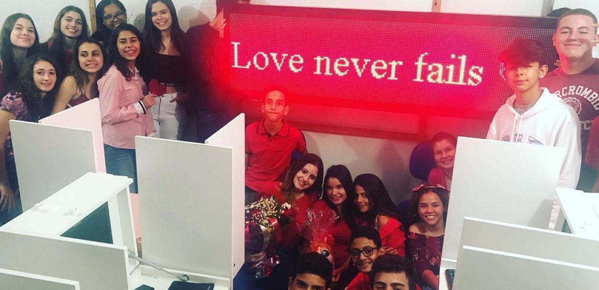 Experiência Bilíngue – “LOVE NEVER FAILS”