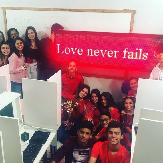 Experiência Bilíngue – “LOVE NEVER FAILS”
