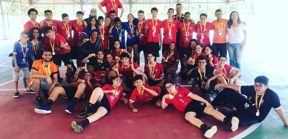 Três times, três títulos! É campeão, é campeão, é campeão!